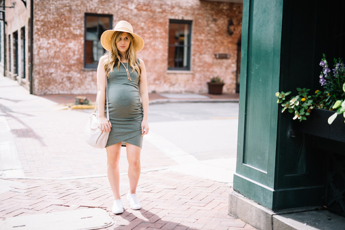 This motherhood blogger is showcasing her maternity style in this non-maternity dress that can work for before and after pregnancy!
