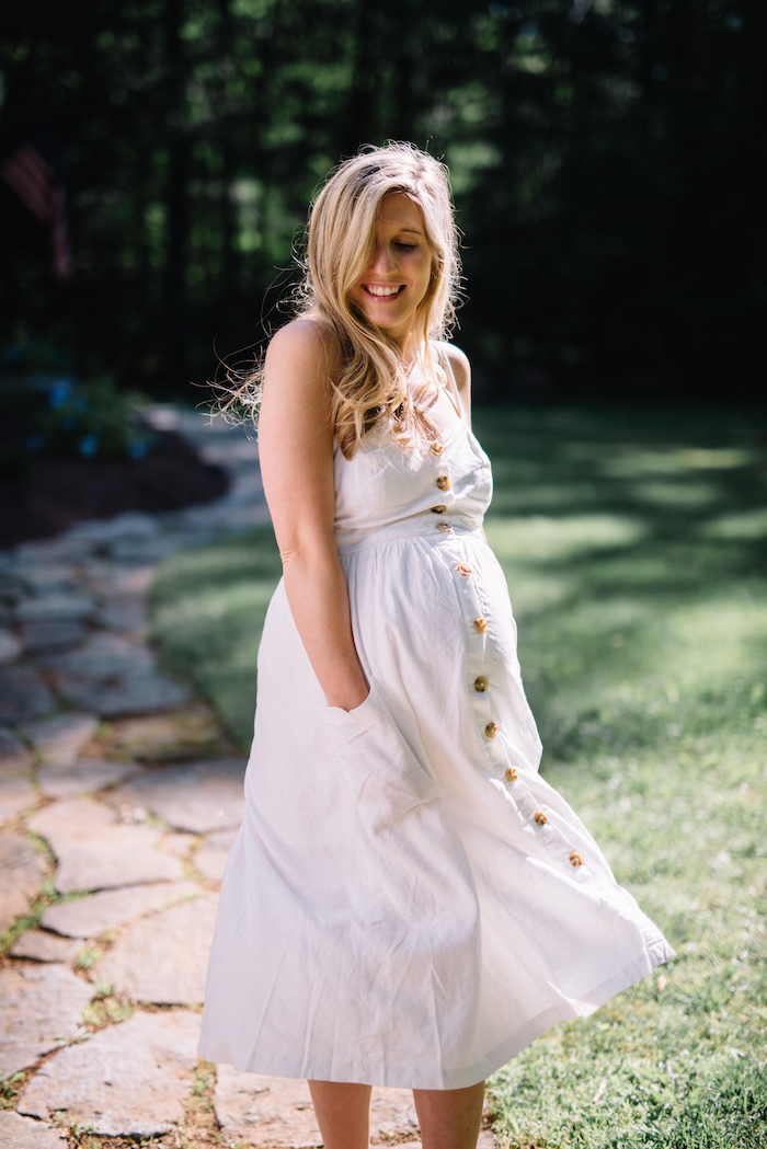 The perfect dress for before, during and after pregnancy! Maternity style in a linen midi dress!