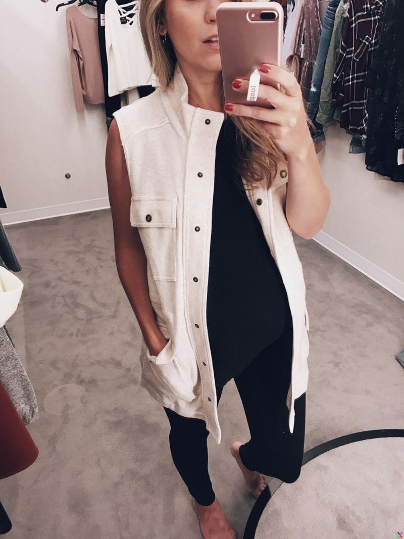 Motherhood blogger Lynzy & Co. talks bout Building a post partum capsule wardrobe for moms in this informative blog post!Motherhood blogger Lynzy & Co. talks bout Building a post partum capsule wardrobe for moms in this informative blog post!