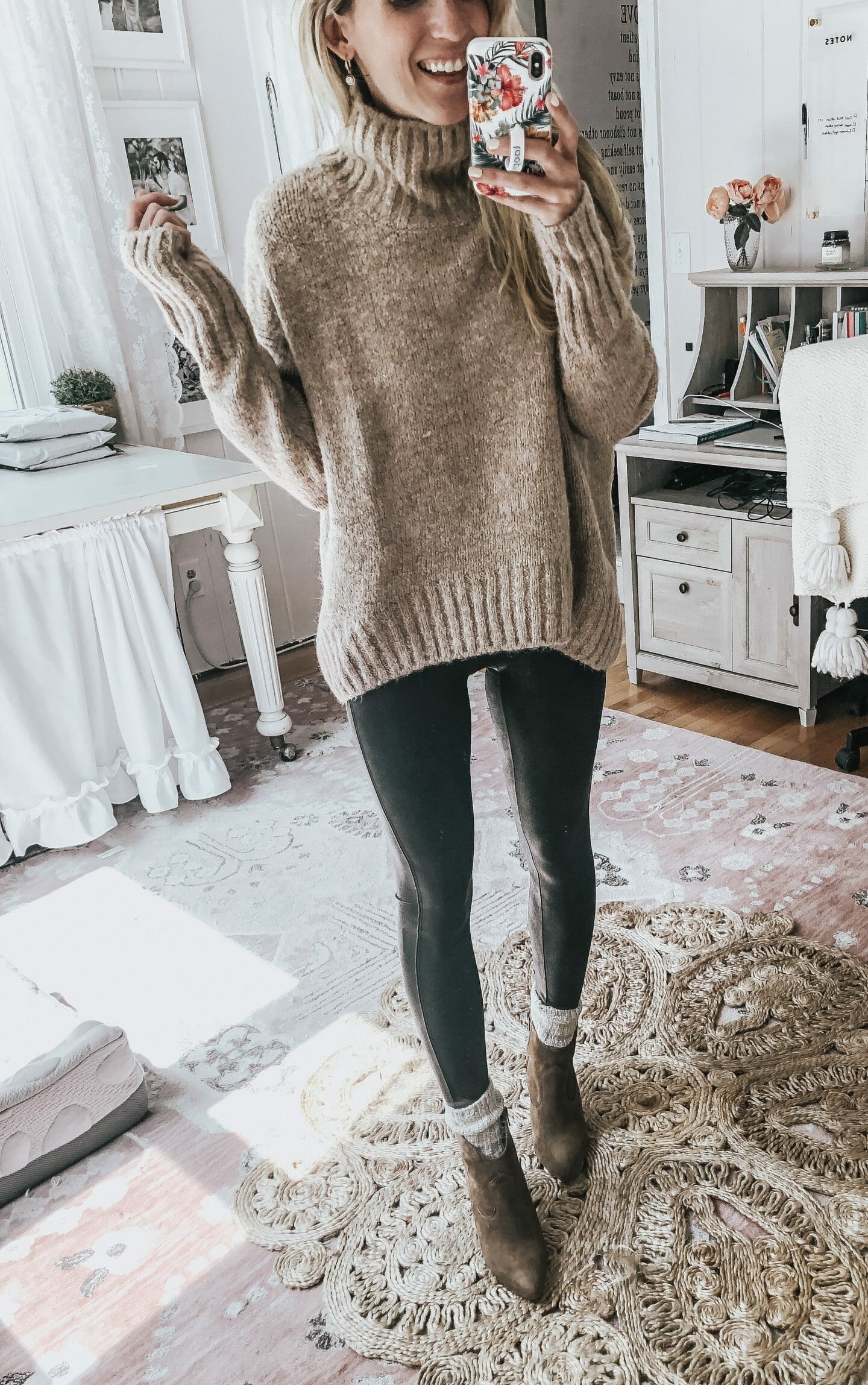 How to Style Faux Leather Leggings 5 diffferent ways // Oversized sweater & Booties